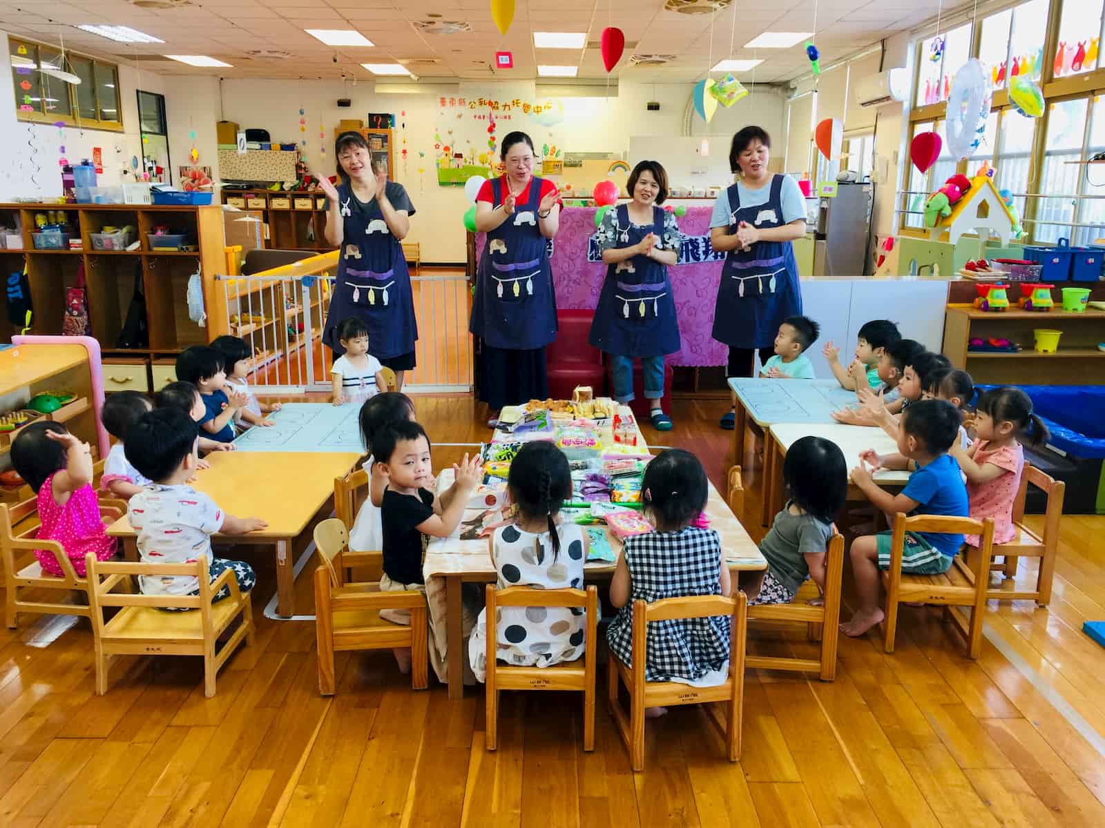 臺東縣政府為促進托嬰中心友善育兒支持環境，補助本縣托嬰中心托育人員健檢費用、建置托嬰中心影像監管系統可異地保存資料30天、購置設施設備及符合消防法規之防焰地墊、防焰窗簾等。照片提供/臺東縣政府