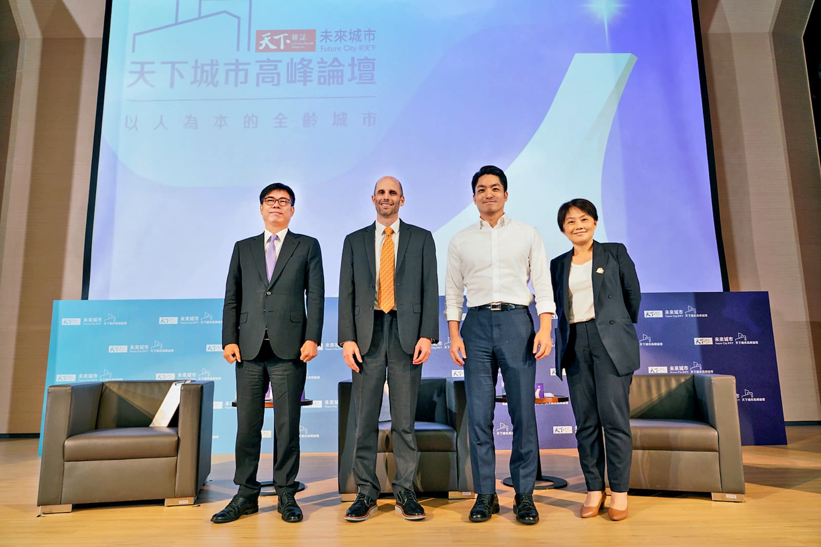 Coupang酷澎行政長羅傑(左二)、台北市長蔣萬安(右二)、高雄市長陳其邁(左一)出席「天下城市論壇」，與天下雜誌總編輯陳一姍(右一)，共同探討無限商務改善城市生活，創造企業成長。