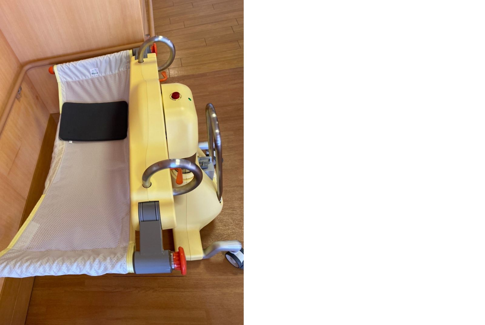 協助工作人員幫助被照顧者換床的移位機器,實務上多用於從照顧床位移動至洗澡床。