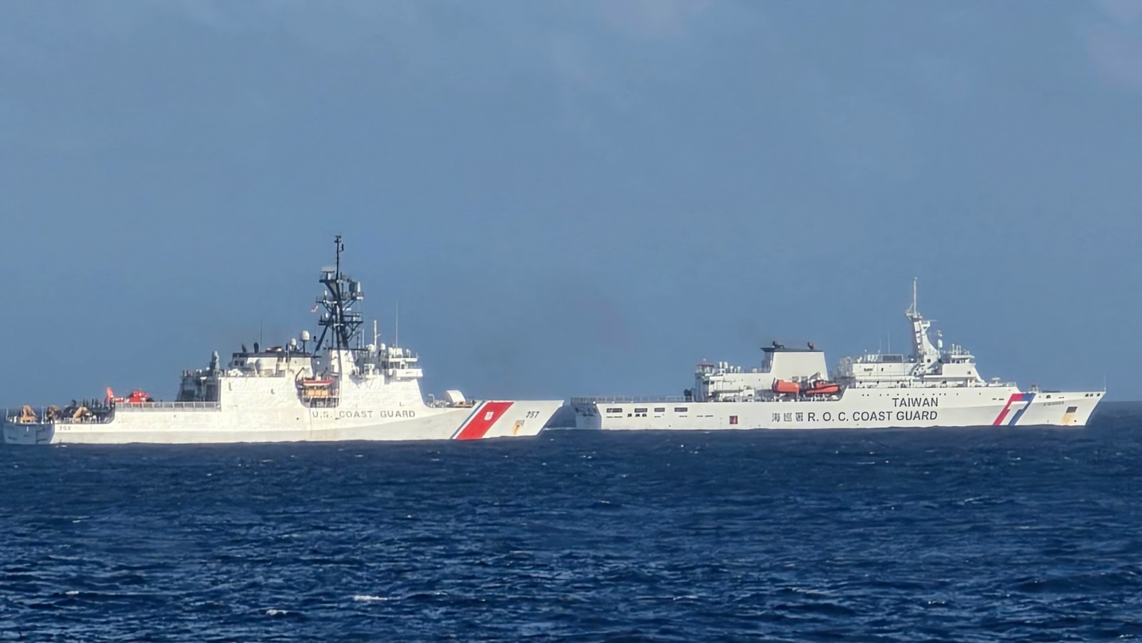 美國海岸防衛隊與台灣海巡署聯合巡航。