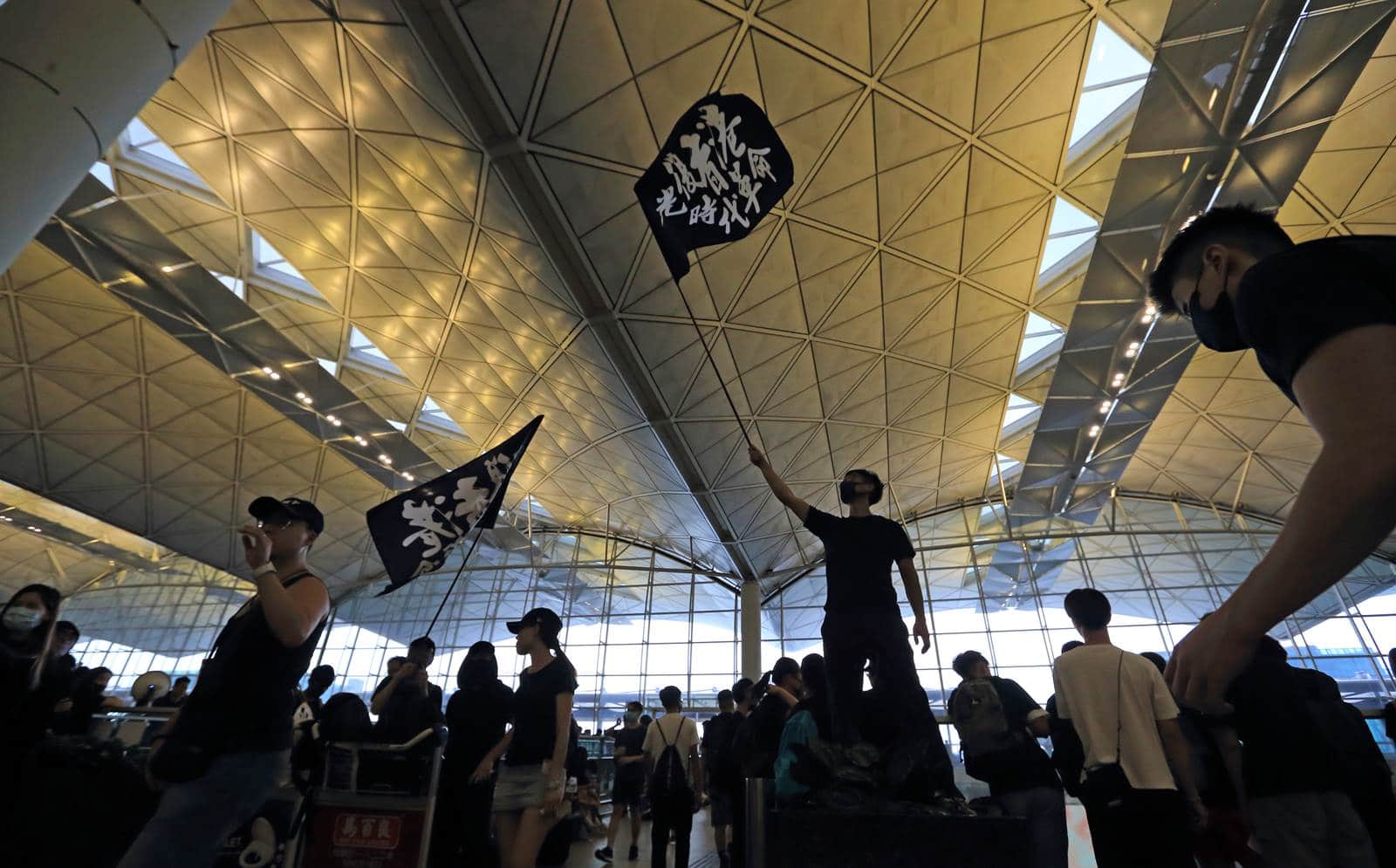「200萬+1人」憤怒「反送中」　香港一國兩制瀕臨攤牌