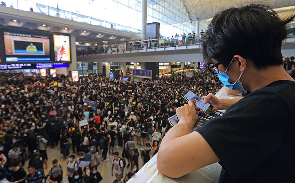萬人「矇眼」要警「還眼」癱瘓機場 今恢復運作但仍取消逾300航班｜主題特展｜天下雜誌video